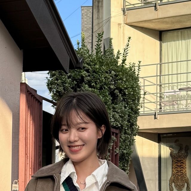 예진 on Instagram: "#광고 가을준비해야죠🍂🍁 클래식한 카라넥에 2WAY 지퍼로 다양한 연출이 가능해요 :) 루즈한 오버핏으로 제작이 된 블루종 스웨이드 자켓이에요🫒 #스탠다드에러#s