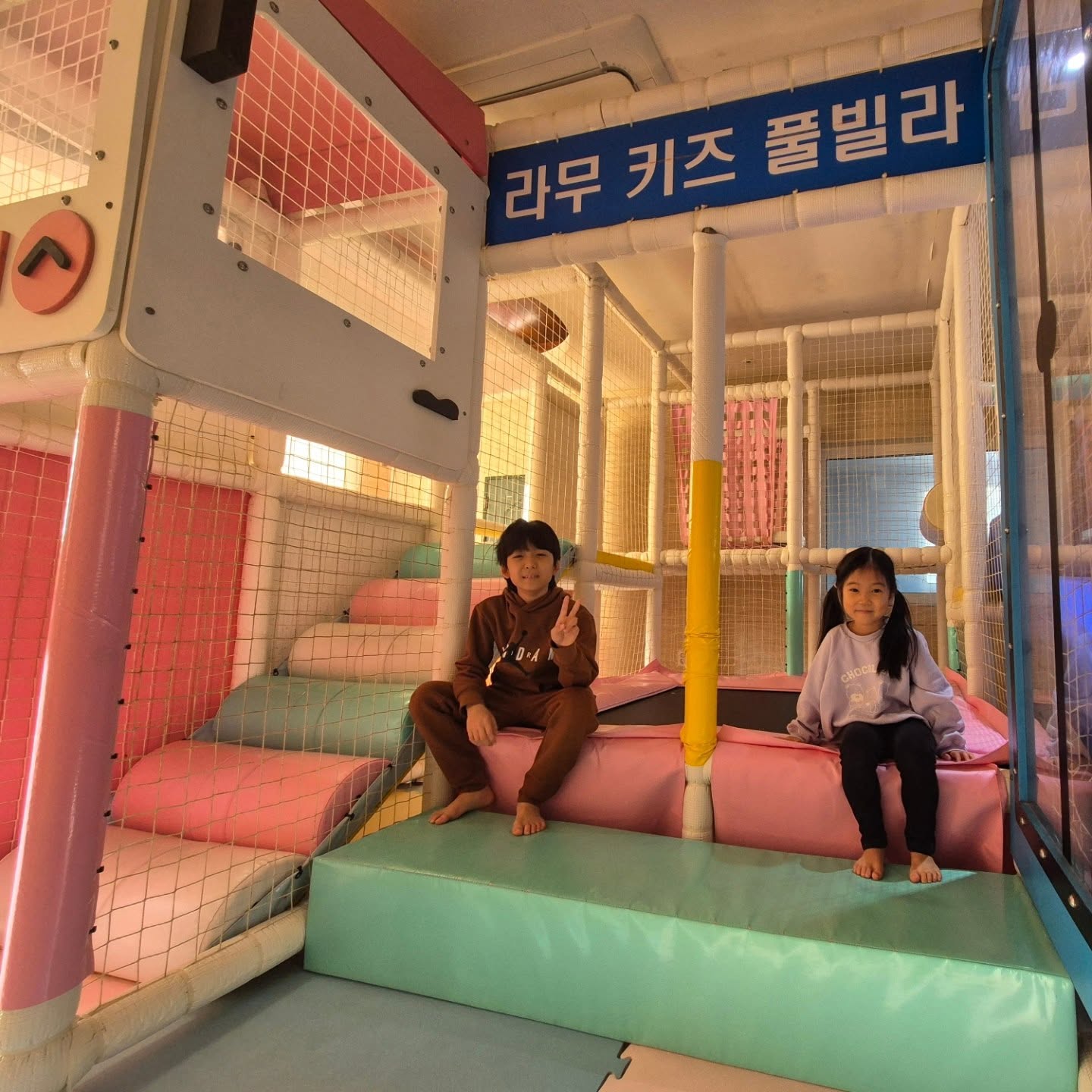 #협찬
바닥 따뜻하고 넓어서
추운 날씨  걱정없이 신나게 뛰어놀고
따뜻하게 수영도 할 수 있는 #라무키즈풀빌라
무엇보다  수영장에 화장실이랑 샤워시설까지 있어서
동선이  최고닷👍 
너무 재밌게 놀다왔어요:)

#가평키즈펜션
#가평키즈풀빌라 
#가평키즈펜션 
#겨울여행
#겨울방학 
#하하남매