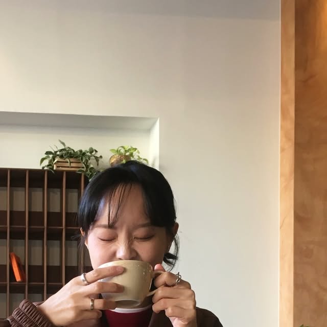 표현을 생각하는 사람 on Instagram: "#광고  가을웜+내추럴체형인 나에게 
찰떡인,,, 오버핏 스웨이드 자켓🤎❤️
@standarderror_official 
짱짱한 밴딩과 소프트한 터치감에 자주 손이 가는 아이템이에요.ᐟ‪‪‬ 요즘처럼 추운 날씨에 아우터 안에 매치해도 무겁지 않아 너무 좋아요‎ദ്ദിᵔ.˛.ᵔ₎ 

그나저나... 아이폰se너무 느낌 좋은걸💭
#데일리룩#데일리코디#ootd#아이폰se"