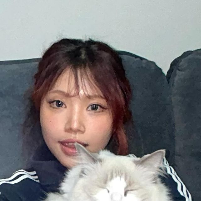 표서영 on Instagram: "#광고 [오로라렌즈] 아이디프 ’MEOW‘ 컬러렌즈

@ololalens_kr 우수한 착용감과 자연스러우면서 편안한 착용감으로 인정받고 있는 오로라렌즈의 새로운 브랜드 IDIFF 의 첫 상품 👀

MEOW는 고양이 눈동자에 영감을 받아 그 매력을 그대로 렌즈에 녹여낸 제품으로 고양이처럼 신비로운 눈빛을 경험할 수 있다옹 ≽^•⩊•^≼

장시간 착용으로도 불편하지 않고 한마리의 고양이가 되어보라옹 ~미야옥🐱

#OLOLA#자연스러운렌즈#써클렌즈#컬러렌즈#오로라렌즈#idiff#아이디프#학생렌즈#하이라이트렌즈#트라이앵글#유리알광채#캣츠아이"