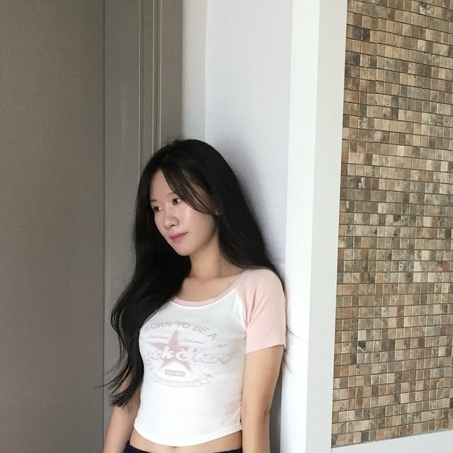 명희 on Instagram: "#광고 댕편한 스웻팬츠 입고 산책할 사람〰️
강아지마냥 쫓아다니기 잘하는 사람과 !
.
.
.
#무신사 #뎃츠잇 #반바지 #하프팬츠 #여름코디 #여름패션 #반바지코디 #스웻팬츠 #편한룩 #미니멀 #캐주얼 #오오티디패션 #꾸안꾸 #산책룩 #패션계정 #데일리핏"