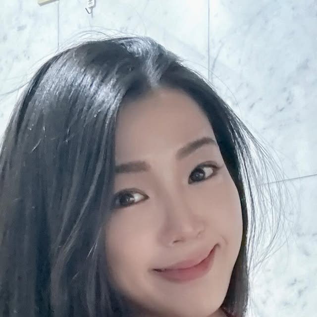 𝒂𝒘𝒆𝒔𝒐𝒎𝒆  𝑮𝑼𝒁𝑬𝑳  규젤⛳️ on Instagram: "#광고 @sanga_pharm 벌써 2024년이 며칠안남았네요!
더 나은 내가 되기위해서 하루하루를 살지만 
연말이 되면 
유독 가족들, 또 내 건강을 체크하게되는것 같아요

전 부모님 연말 선물로 
100% 국내산 6년근 고려홍삼 #홍삼정데일리타임 골랐습니당!♥️ 
하루에 1포씩 먹으면 돼서 부모님도 편하실것같아요! 

힘들고 지치고 아프기전에 
내 컨디션, 내 건강은 미리 미리 챙기기에요 🤙🏻♥️ 
 
#상아제약#6년근홍삼정데일리타임#홍삼정#홍삼스틱#홍삼선물#피로회복#면역력"