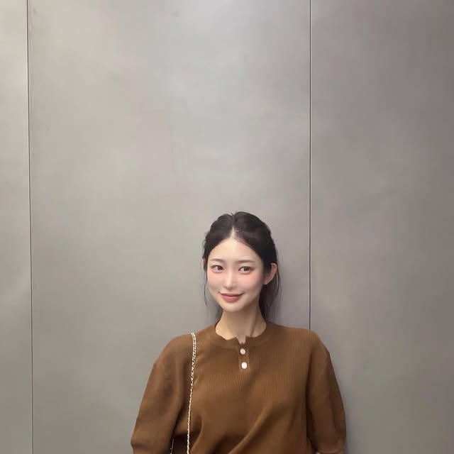 Dear seri ❤︎ 🪶 on Instagram: "깔끔한 반팔니트와 함께 간장게장 뿌시고와따 🔥
.
.
.
.
.
#아이러니포르노화이트라인 #아이러니포르노 #IRONYPORNO #IRONYPORNOWHITELINE #남여공용 #니트#반팔니트 #여름니트 #Knit  #니트추천"