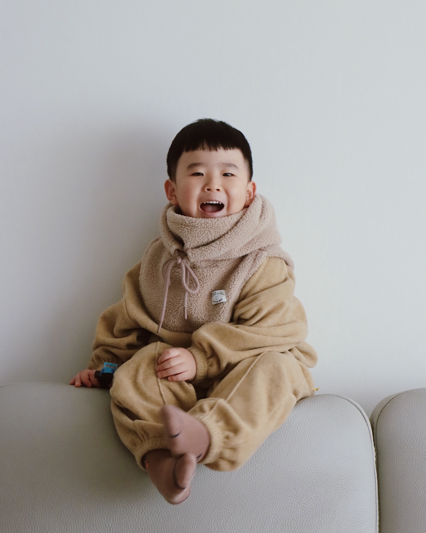 #영하10도
.
.
.

꽁꽁 싸매고 등원😷
패딩점퍼까지 입으면 준비완료
흡사 한마리의 아기곰스러운 자태가
굴러갈 거 같이 귀엽고나🐻ㅎㅎ

#오등완