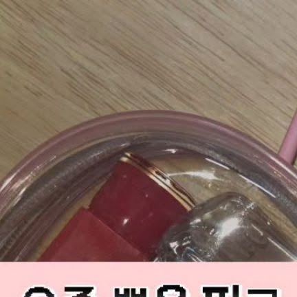 묭 on Instagram: "#광고 #올영픽 #올리브영추천템

안녕하세요 여러분💕 투에이엔에서 요즘 뽀용핑크 mood의 #러브버블 컬렉션이 나왔어요!

다 너무너무 예뻤는데 제가 고른 컬러는 ~

💓글레이즈 바운싱 틴트
15호 #피치버블 (new)
03호 #레이지

💓배러 미 아이 팔레트
16 #버블캔디 (new)

💓 듀얼 치크
16 #핑크텐션 (new)
02 #러브로지

💓퓨어 글래시 하이라이터
ND01 #쉘

💓컬러플레이 듀얼라이너
02 #베베핑크

💓롱 웨어링 파운데이션 미니
[올영단독] 20 #복숭아

직접 발색해보니 생각보다 뉴트럴해서 데일리 메이크업으로 딱이더라구요 ㅎㅎ러브버블컬렉션이 이름처럼 정말 사랑스럽고 로맨틱한 느낌을 줘서 얼굴에 올려줬을 때 너무 예뻐요💗 

파운데이션는 작고 귀여운 사이즈인데 더운 여름에도 하루 종일 예쁘게 유지돼서 완전 마음에 들어요✨

올영에서 구매하시면 미니파우치도 받을 수 있는데 다들 미니 사이즈라 파우치에 넣고 다니기도 부담없고, 여행용으로도 딱 좋더라구요🎀

자연스럽고 예쁜 메이크업 좋아하시는 분들한테 완전 추천해요! 올리브영 가실 때 한 번 구경해보세요💫"