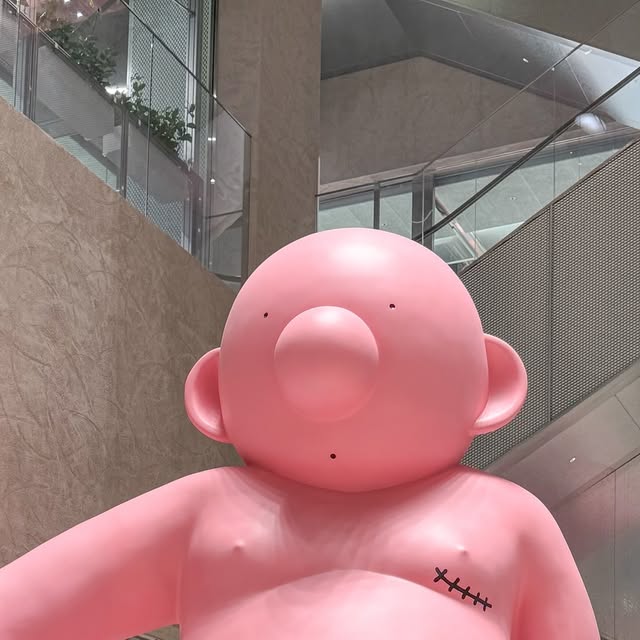쫀하언니 on Instagram: "#광고 x @urbancore_official_ 

청주에 생긴 커넥트 현대에 다녀왔어요.
그동안 사람 많다고 해서 못가고 있었는데 남푠 찬스로
다녀왔지요^^

사실 기대에 못 미치기는 했지만 나름 우리집 꼬맹이가
좋아하는 것들이 있어서 주차비 내면서까지 놀고 왔어요.
ㅋㅋㅋㅋ (주차비 내는건 왜케 아까운거지요?)

그 와중에 어반코어-해태 그래피티 반팔 티셔츠 입은
우리 남푠은 왜케 멋지죠?ㅋㅋㅋㅋ
(가고 싶던 커넥트 데리고 가줘서?!)ㅋㅋㅋ

원단도 부드럽고 핏까지 맘에 든대요.
무엇보다 뒤쪽에 프린팅을 집중하여 만든 제품이라 
뒷모습도 괜찮네요.
당분간 우리 남푠 여름 교복 될거 같아요.

예쁜옷 입고 좋은데 많이많이 댕기자!

#반팔#반팔티#gift #협찬 #핏#여름#프린팅
#데몬헌터스#K-pop #프린팅티#Golden
#데일리#kpopdemonhunters
#demonhunters"