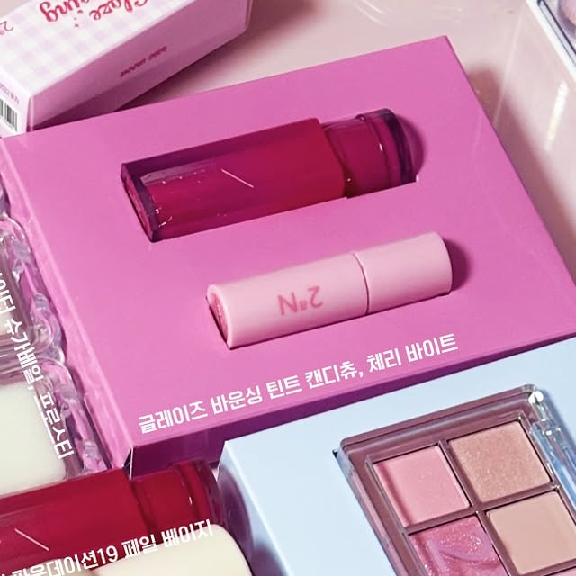 Chloe on Instagram: "#광고 
좋은 기회로 투에이앤 제품 풀 메이크업을 해봤습니닷! ( ´͈ ᵕ `͈ )◞♡
저는 글래시 하이라이터 슈가 베일이 제일 마음에 들었어요!!
발림성이 부드럽고 피부에 감기면서 촤르르한 펄감이 아주 예쁩니다! 
데일리 메이크업에 포인트 주기 딱 좋은 제품도 많고
글로시한 제품도 많아서 행복 만땅 ( ˶’ᵕ‘🫶)💕
꿀팁✨롱웨어링 파운데이션 위에 듀얼치크 버블하트를 꼭 써보세효. 
핑크빔 발사 바로 가능🤤 뽀용한 연출이 가능합니다.
올리브영에서 패키지 제공 및 세일중이니 다들 달려가시길!!!

#광고 #올영픽 #올리브영추천템 #올영필수템 #러브버블컬렉션 #롱웨어링파운데이션미니 #컬러플레이듀얼라이너"