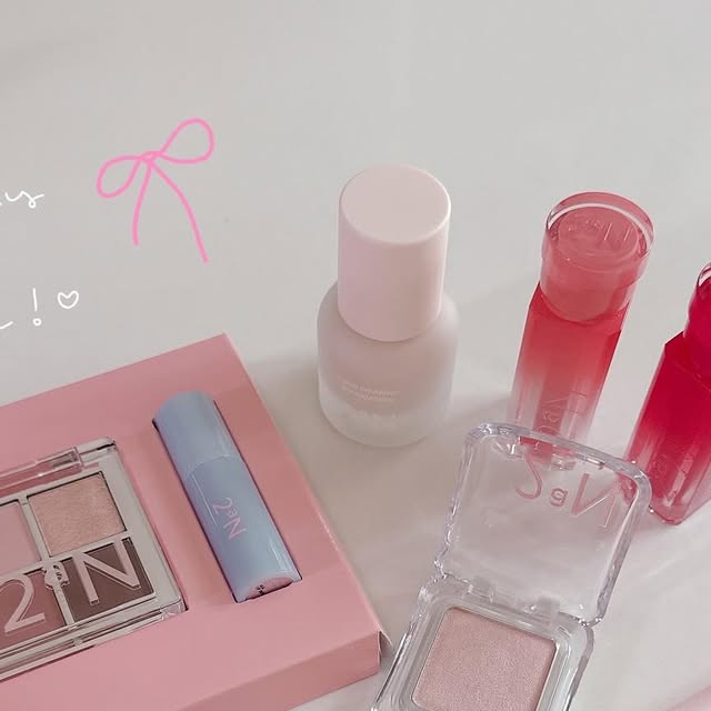 🌿옥긍정월드;D on Instagram: "#광고 💄

투에이엔 제품은 특히나
색상이 곱고 상큼하기에 더 유명하죠?
8월 투에이엔 올영픽 추천템 소개해요 :)

🔺투에이엔 베러 미 아이팔레트 :) 
02 페어리
어느 톤에도 어울릴 수 있는
베러 미 아이팔레트 ♡ 
소프트한 핑크 팔레트로 상큼함을 주고,
쉘핑크와 영롱한 펄로 포인트주기에도 좋아요!

🔺투에이엔 듀얼치크 :)
11 쥬시 피치

밝은 핑크와 펄이들어간 코랄색감! 
은은한 미세펄로 피부를 더 빛나게해줘요! 

13 베리 큐피드

라이크한 핑크색감!
쿨톤에게 찰떡 일 듯해요 ♡ 
정말 딱 사랑스러운 색이예요:)

🔺투에이엔 글레이즈 바운싱 틴트 :)
02 로즈 모카
뉴트럴한 소프트 핑크로
생기있는 컬러가 탱글하게 차올라요.

08 로즈 문
물기 머금은 생장미가 생각나는 색감이고,
붉은 색감에 보자마자 빠져들었어요!
발림성 또한 부드럽고 탱글하게 차올라요.

🔺투에이엔 퓨어 글래시 하이라이터 :)
02 클리어

고운 펄 입자가 바르기도 좋았고,
여러번 쌓아도 뭉침없이 매끈하게 잘 발려요!
맑고 투명한 글래시 하이라이터 추천이요:)

🔺컬러 플레이 듀얼 라이너 :)
03 타로 버니

애굣살을 완벽하게 만들 수 있는 듀얼 라이너!
어렵지않게 초보도 쉽게 할 수 있는 제품입니다.
펄입자는 완벽 밀착! 음영또한 자연스러워요 :)

🔺롱 웨어링 파운데이션 :)
19호 페일 베이지

얇고 가벼운 발림성이라 초보자도 사용하기 좋고,
건조함없이 쫀쫀하게 밀착되서
맑음 피부표현에 좋아요!

#올영픽#올리브영추천템#올영필수템#러브버블컬렉션#롱웨어링파운데이션미니#컬러플레이듀얼라이너 #투에이엔 #올리브영추천"