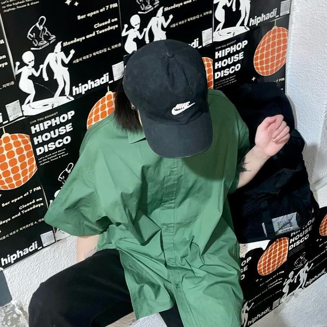 아임필립 on Instagram: "야호 뽀시락 뽀시락 이쁜 셔츠….
코튼 100이라는디 뽀시락 거리는거 신기해
아방하니 핏도 예쁨 행복 
색은 아주 정직한 초록초록잉데 난 좋음 
땡큐 #아이러니포르노 
참고로 #아이러니포르노화이트라인 임

#남여공용 #데일리룩 #셔츠 #shirt #워셔블 #셔츠추천 #하프셔츠 #반팔셔츠"