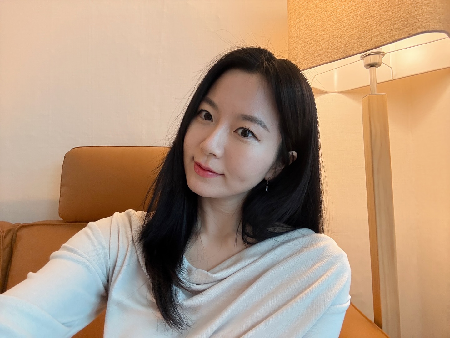 남의 집에서 셀카 찍기 ,,
너무나 마음에 드는 톤과 무드였다 ,, 🤍