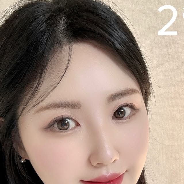 𝙗𝙤𝙣𝙖𝙝𝙤𝙧𝙖🐰 on Instagram: "#투에이엔광고 @2an_official 따뜻하고 밝은 무드 가득한🧚🏻‍♀️ 봄날의 생기를 더하는 메이크업➰💐✨ 투에이엔의 핑잘봄템 사용해봤어요!😘💚