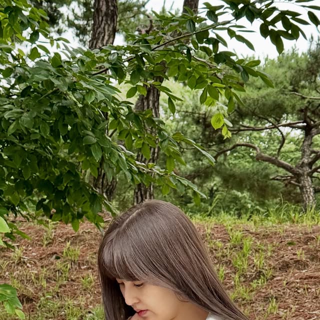 Julia❤️ on Instagram: "#광고 @smiria_official 

#smiria넥풍기 

더위를 잘 안 타던 저도 이제는 덥네요🥵 
매년 여름이 더 혹독해지는 것 같아요.. 
집에서는 에어컨이 있지만 밖에 나가면 정말 답답하죠!

처음에는 손풍기를 들고 다녔는데
손풍기를 들고 다니자니
손이 자유롭지 못해서 불편하잖아요

쇼핑할 때도, 가방 들 때도,
폰 볼 때도 계속 방해가 되니까
스트레스였는데 이것저것 알아보다가
편하게 목에 툭 걸치는 선풍기로 정착했어요!

처음엔 목에 거는 선풍기가
얼마나 시원할까 싶었는데
생각보다 정말 괜찮더라고요✨ 

360˚ 입체 송풍과 접촉냉감으로
목이 시원하니까 한결 낫네요
목 뒤쪽까지 바람이 닿아서
온몸이 시원해지는 느낌이에요!

바람 세기도 자연풍-약풍-중풍-강풍-초강풍
5단계로 나뉘어 있어서
상황에 맞게 조절할 수 있어요

실내에서는 자연풍이나 약풍으로
야외에서 걸을 때는 중풍이나 강풍으로!
그리고 저소음 설계로 제작되어서
도서관이나 카페에서도
마음 편하게 사용할 수 있어요

주변 사람들에게 폐가 될까 봐
걱정했는데 정말 조용해서 놀랐어요🤫

배터리 용량도 진짜 만족스러워요!
배터리가 1개가 아닌 2개가
이미 장착되어 있어서 약 10시간 동안
연속 사용이 가능해요

아침에 충전해서 나가면 하루 종일
쓸 수 있으니까 정말 든든해요

예전에 쓰던 휴대용 선풍기는
금세 배터리가 떨어져서 충전을 해야 했는데
이제는 그런 걱정 없이 쓸 수 있어요!

그리고 머리가 긴 여자분들 걱정하지 마세요~
머리카락 끼임 방지 기능이 있어서 안전해요!

처음에 긴 머리라서 혹시 머리카락이
빨려 들어갈까 봐 걱정했는데
안전망이 잘 되어 있더라고요
머리 묶지 않고 그냥 풀어도 전혀 문제없어요💕

요즘 같은 날씨에 정말 필수템이에요
대중교통 기다릴 때, 야외 활동할 때,
운동할 때까지 정말 유용하게 쓰고 있어요

양손은 자유롭게 쓰면서
시원하게 지낼 수 있으니까 일석이조죠!
여름 더위 때문에 고생하는 분들이
사용하면 좋은 아이템이에요🌟

#SMIRIA선풍기 #넥풍기 #넥밴드선풍기 #목걸이선풍기
#선풍기 #선풍기추천 #휴대용선풍기 #충전식선풍기"