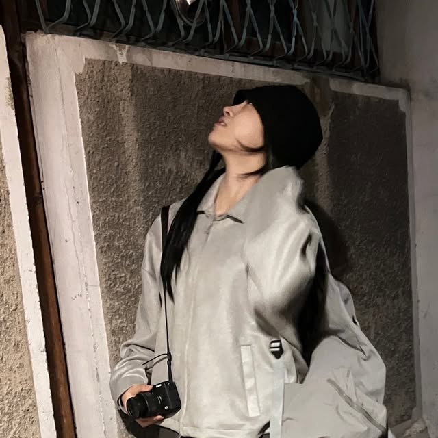 신유 SHIN U on Instagram: "#IRONYPORNOWHITELINE #광고
카케키코쿠 일소룩에 빠졌습니당당

일소룩에 빠질 수 없는 것은 그레이톤에 클래식 무드자나요
소프트한 스웨이드 터치감의 @1rony9orno_official 크루얼티프리 알파 스웨이드 자켓을 소개합니다~~✨✨

가을엔 단독으로 겨울엔 레이어드로 추천드려요👍🫶

#아이러니포르노화이트라인 #남녀공용자켓 #자켓 #레더자켓 #스웨이드자켓 #아우터 #스웨이드 #데일리룩 #자켓추천 #JACKET #LEATHERJACKET #SUEDEJACKET #アウター #レザージャケット #スエードジャケット #デイリールック #무신사 #자켓코디 #무신사아우터"
