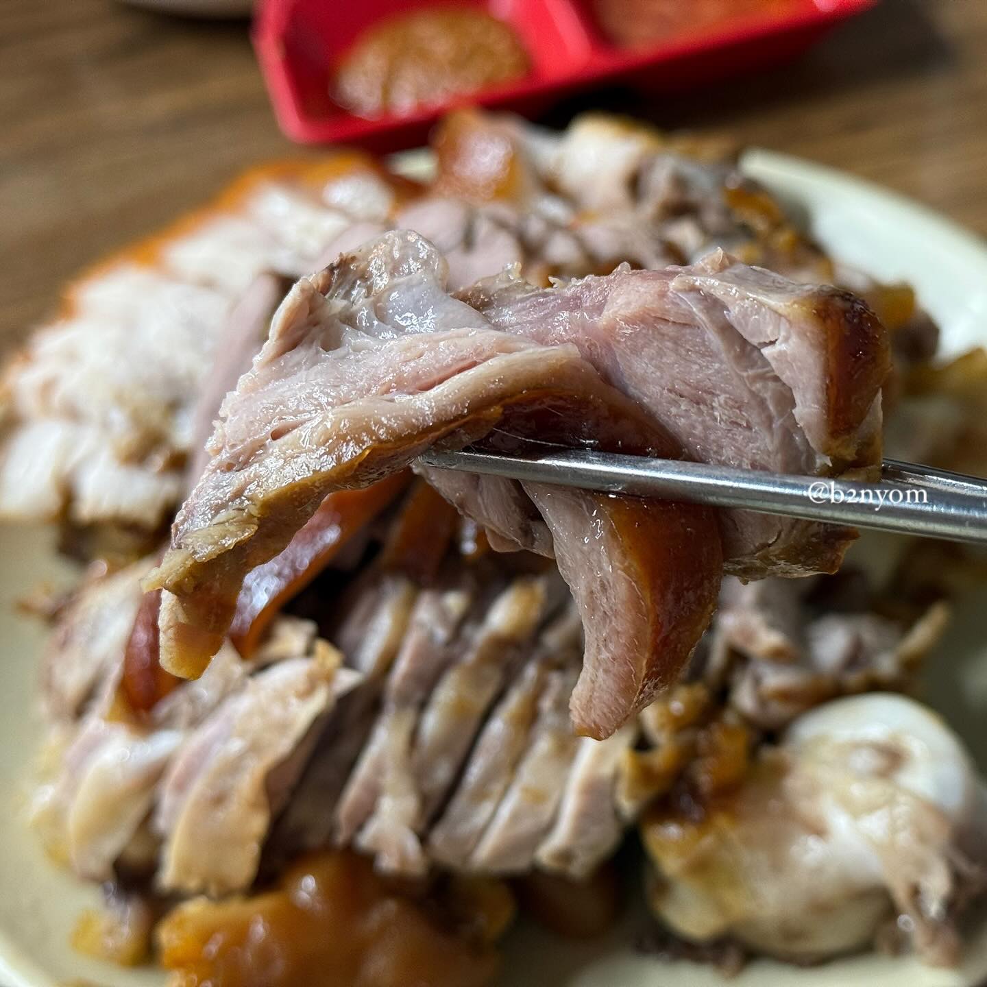 장충동 족발골목에서 맛있게 즐긴 저녁 🍖✨
족발 하면 역시 장충동, 그리고 뚱뚱이할머니집
쫄깃한 껍데기와 부드러운 살코기의 조화, 여기에 새우젓 한 스푼 올린 한쌈까지 완벽했던 저녁🫶🏻

#장충동뚱뚱이 #장충동족발골목 #장충동블루리본 #장충동할머니족발 #장충동할머니집 #뚱뚱이할머니집 #장충동족발맛집 #뚱뚱이족발 #장충동맛집추천 #장충동데이트코스 #블루리본맛집 #장충동저녁맛집
#장충동족발추천 #장충동맛집탐방 #데이트코스추천 #장충동맛집투어 #서울족발맛집 #서울블루리본맛집 #서울데이트맛집 #장충동데이트추천 #뚱뚱이할머니족발 #맛집탐방 #서울맛집추천 #장충동데이트 #서울데이트코스 #서울족발추천 #서울맛집 #장충동야경