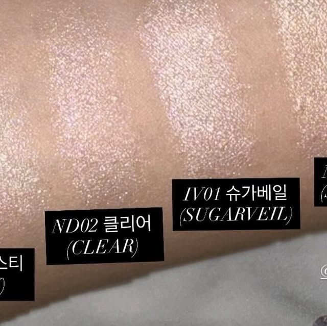 이다영 on Instagram: "#광고#올영픽#올리브영추천템#올영필수템#러브버블컬렉션#롱웨어링파운데이션미니#컬러플레이듀얼라이너 #하츠투하츠 #투에이엔 #하이라이터

퓨어 글래시 하이라이터 
#아이돌하이라이터 #설탕광 

모공과 요철 부각 없이 매끈한 피부 표현
물 머금은 듯 반짝이는 순간을 담은 맑고 투명한 글래시 하이라이터

- 맑고 투명하게 빛나는 물먹광 & 물먹빔
- 여러번 쌓아도 뭉침 걱정 없는 이지 텍스처
- 습식 제형으로 텁텁함 없이 매끈하게 밀착 

WH01 ㅣ 프로스티 (FROSTY) / 여름브라이트, 겨울클리어, 겨울스트롱 추천
- 화이트 & 실버 글리터로 깨끗하게 빛나는 화이트광

ND02 ㅣ 클리어 (CLEAR) / 쿨톤, 봄브라이트 추천
- 투명하게 차오르는 맑은 핑크광

IV01 ㅣ 슈가베일 (SUGARVEIL) / 뉴트럴
-  달콤하게 감싸는 아이보리빛 설탕광

ND01 ㅣ 쉘(SHELL) / 웜톤, 여름뮤트, 겨울다크
- 은은하게 어우러지는 맑은 진주 베이지광

투에이엔 제품은 샵에서 쓴다는 릴스를 처음 봤을 때 알게 됐는데요 지속력이 장난아니에요 색감은 말해뭐해구요

광고라서가 아니라 광이 올리면 올릴수록 뽀용하게 올라가는게 너무 이뻐서 주변 친구들한테도 엄청 자랑했어요! 꼭 써보세요 강추!!!!"