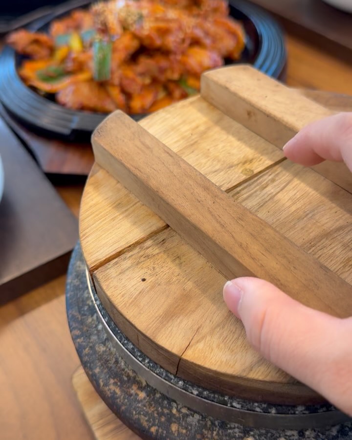 오늘은 12가지 반찬과 함께 제공되는 제육볶음 2인 세트를 선택했는데요~ 고등어구이, 떡갈비구이, 벌교꼬막무침, 간장게장, 보리굴비, 쭈꾸미볶음 세트 등 다양한 메뉴 중에서 고민 끝에 제육볶음을 주문했는데요, 정말 만족스러웠어요! 

매콤하면서도 달콤한 제육볶음은 밥과 너무 잘 어울렸고, 함께 나온 돌솥밥 덕분에 따뜻한 식사를 끝까지 즐길 수 있었습니다. 특히 12가지 반찬이 하나같이 정성스럽고 맛깔나서 다채로운 맛을 느낄 수 있었어요.

든든한 한식 한 상이 생각날 때 꼭 추천드리고 싶은 메뉴입니다! 😊

#밥상천하 #안녕동맛집 #보통이맛집 #윤건릉맛집