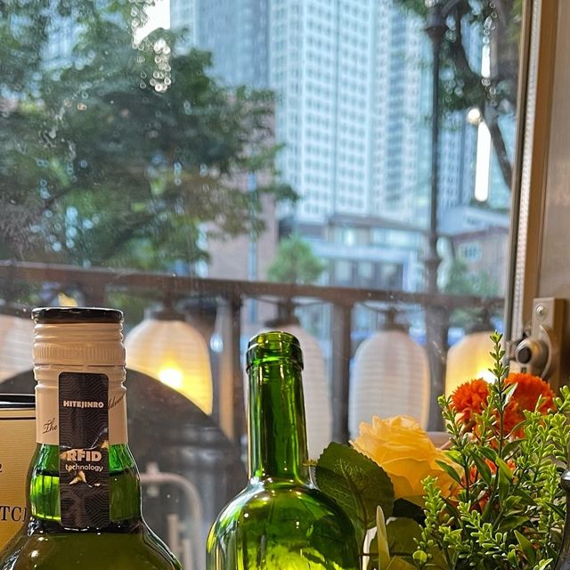 블랑소타🕊️ on Instagram: "#광고 모임 후 가볍게 🍷✨

친구들이랑 맛있게 먹고 담날 땡땡 붓는게 걱정될 때
하루 1포로 내 몸을 클린하게 :)
특히 기름진 고기 먹고나서 더 효과가 좋았어용!

상큼한 자몽, 모로블러드 오렌지 맛이라 후식으로 딱🍊

#모로오렌지#웨이블링#모로실#브로멜라인#자기관리"
