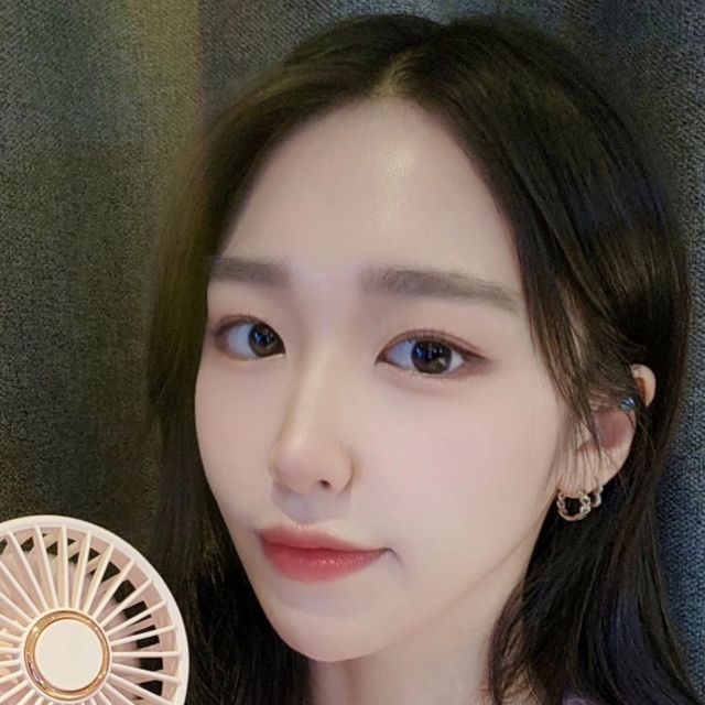 이예서 on Instagram: "#광고 이제 슬슬 손선풍기 꺼낼 시즌이 됐죠?
쿠쿠바라의 핸디 선풍기 사용후기 알려드릴게용😘

디자인부터 너~무 깔끔하고 고급스러운 느낌의 핸디 선풍기인데요,
쿠쿠바라 핸디선풍기의 최대장점은 무려 커버랑 날개가 분리세척✨이 가능하단거!!
손선풍기의 최대단점은 아무래도 여름내내 잘 쓰다가 어디 넣어두고 다시 쓰려고 꺼내보면 사이사이 앃여있는 먼지들ㅠㅠ일텐데요,
쌓인먼지 걱정없이 간단하게 분리세척 후 사용하면되니 넘 좋구요🥰

바람세기도 1단~5단으로 조절할 수 있는데, 1단으로만 해도 굉장히 시원해서
저희 아버지도 탐내시더라는,,ㅋㅋㅋ
헤드는 각도조절도 돼서 세울수 있는 받침대랑 화장대에 두고 화장할때 얼굴 열오름 방지로 써줘도 좋구요,
버클형식으로 풀 수 있는 목걸이도 같이주셔서 휴대하기에도 넘 좋아요ㅎㅎ

심지어 앞에있는 LED디스플레이로 배터리 잔량도 명확하게 표시해줘서 충전하거나 사용할때도 편리했답니다😆
배송받은 포장도 단단하고 고급스러워서 선물용으로도 넘 좋을 것 같아요~🩷

#쿠쿠바라#휴대용 선풍기#손선풍기#미니선풍기#캠핑선풍기#야외#실내#탁상용#목걸이형#c타입#bldc"