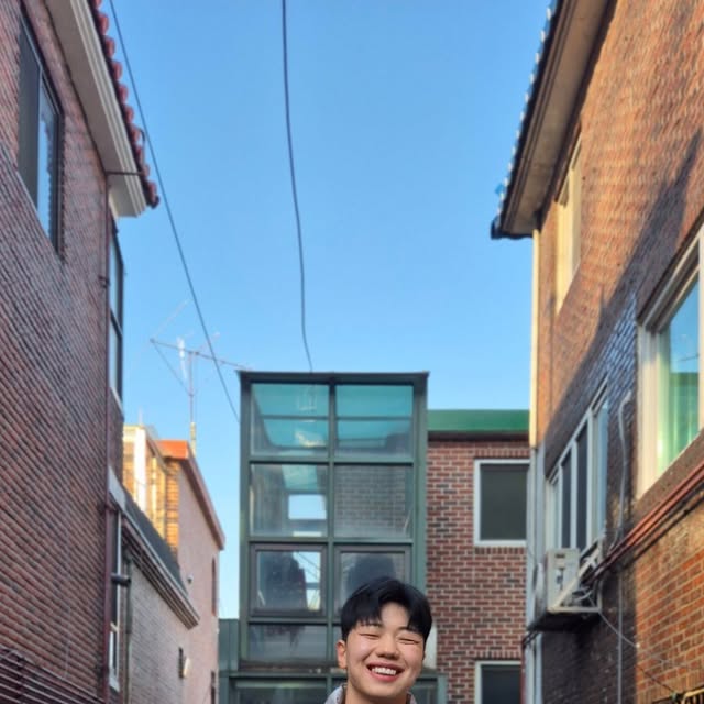 조성진 on Instagram: "빈티지 워싱이 자연스럽게 살아나는 데님👖#광고

스탠다드에러(@standarderror_official) / 빈티지 캣워싱 와이드 데님팬츠

▪️ 허리부터 밑단까지 툭 떨어지는 와이드 핏이라 다리 라인이 과하지 않게 정리돼서 편했어요 🧵

▪️ 캣워싱이 과하지 않고 은근하게 들어가 있어서 빈티지 무드가 자연스럽게 살아났어요 ✨

▪️ 터치감이 부드러운 데님이라 착용감이 편했고, 매트한 니켈 리벳 덕분에 디테일도 깔끔하게 느껴졌어요 🔩

▪️ 패딩이나 니트처럼 캐주얼한 상의랑 매치해도 팬츠가 중심을 잘 잡아줘서 데일리로 손이 자주 갈 것 같았어요 👟

#스탠다드에러 #데님팬츠 #빈티지 #와이드팬츠 남여공용 팬츠 바지 하의 standarderror pants wide overfit vintage denim"
