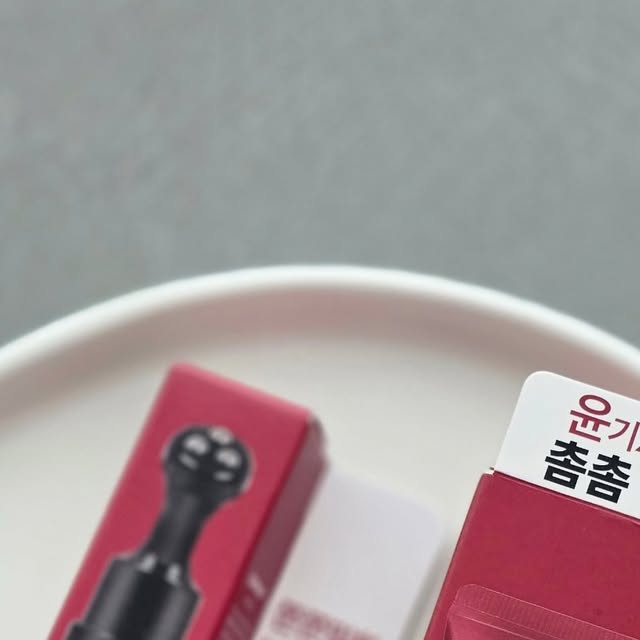 클로딘 on Instagram: "#협찬

요즘 피부가 너무 쳐져서
고민ㅠㅡㄴㆍ

가격실화?
4950원~ 말이되??
5천원으로 탄탄피부 만들기!!
이마트 신상템~

이마트 전용, 갓성비 안티에이징 화장품 
글로우:업 바이 비욘드 3탄 출시
지치고 당기는 피부에 촘촘 영양 충전 탄탄 장벽 케어

1. 영양장벽 Ux3 볼륨샷 컨센트레이트 
  15ml / 4,950원 / 주름개선기능성
  쌀알보다 작은 3개의 마사지볼이 롤링되며 
  눈가, 광대밑, 턱 피부 마사지 
  광대밑 피부 처짐 6.9% 개선*

2. 영양장벽 크림 
  50ml / 4,950원 / 주름개선기능성
  120시간* 강력 보습! 윤기X영양X장벽을 모두 케어해주는 
  올케어 안티에이징 크림
  999ppm프로틴**함유

*엘리드 / 2025.6.25~7.25 / 23명
**하이드롤라이즈드식물성단백질

비욘드 제품이니
신뢰도 말모말모

밀착 크림과 3개의 마사지볼 콜라보
눈가, 광대밑, 턱 U존, 피부 처짐 케어
5종 세라마이드 5종 펩타이트 함유
999ppm 프로틴**함유

 

전국 이마트 및 SSG 온라인몰에서 구매 가능해용

#글로우업바이비욘드#영양장벽#쓰리볼볼륨샷#가성비화장품#오직이마트에서만#SSG"