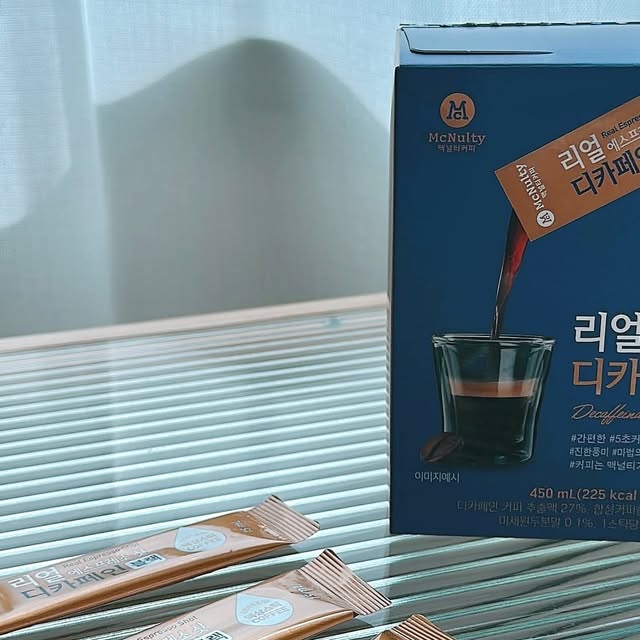 하나하루 on Instagram: "#협찬 #맥널티 

집에서 간편하고 맛있는 디카페인 한잔 어떠신가요 ☕️

30년 경력의 커피 전문 기업 맥널티가 만든 액상스틱 에스프레소 커피 입니다. 디카페인 원두를 고압으로 추출한 에스프레소 샷으로 초콜릿의 향과 마일드함이 특징입니다 . 

액상스틱으로 여행이나 야외에서도 간편하게, 단 5초면 커피 완성 🤍 
아메리카노, 라떼, 아포가토 등 원하는 레시피로 활용 가능한데요, 저는 우유에 얼음 올려 라떼 아이스로 만들어봤는데 간편하고 맛도 좋았어요 💛

더운 여름 야외에서 시원하게 , 집에서 편하게 책과 함께 따뜻한 커피로 여유로운 시간 한번 보내보세요 💜

구매링크 📍
https://bit.ly/Espresso_decaf

#맥널티커피 #리얼에스프레소샷 #디카페인 #액상커피 #커피 #에스프레소 #레시피 #한국맥널티 #커피 #홈카페"