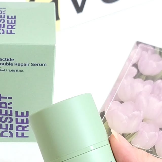 김선영 on Instagram: "#광고 @desertfree_official

토도독~ 두드리며 흡수시키면
피부 탄력은 UP! UP! UP! UP! 
끈적임 없이 쭉~ 쭉~ 쭉~ 
늘어나는 스트링 제형 앰플!!

노화의 원인인 바로 피부 건조를 
집중 케어 해주어 피부 사막화’를 
방지해 주는 #데저트프리 캑타이드
더블 리페어 세럼은 요즘 같은 날씨,
환절기에 사용하니 너무 좋았어요~

캑타이드 성분은 선인장 (cactus) + 
펩타이드12 (peptide12)가 결함된
데저트프리만의 원료랍니다.

아침마다 토닥토닥 두드려 바르고,
취침 전에 수분팩처럼 사용하여서
아침 피부는 쫀득! 컨디션 유지 OK!

제 피부가 탐나신다면 데저트프리 
캑타이드 더블 리페어 #탄력세럼 
한 번 사용해보세요~ ^.^
.
.
#고보습세럼 #사막화방지 #안티에이징 #슬로우에이징 #리프팅세럼 #건조피부 #탄력에센스 #고보습에센스"