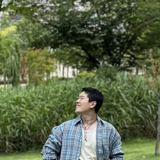 옷덕 오듀툼 on Instagram: "#광고 입추인데 날씨 왤케 덥죠 🥵
.
✅️ 시원시원한 소다팝같은 컬러감의 체크셔츠는
@standarderror_official 
#스탠다드에러 #남자셔츠 💙🩵
.
빈티지한 컬러감 & 단단하면서도
무게감있게 떨어지는 원단감과 오버핏 실루엣으로
단품 셔츠 + 아우터 느낌 모두로 활용도 굿굿 👍👍 
.
✅️ 174 / 78 / L사이즈 착용
나시티와 연출 시 여유로운 오버핏으로
편안하게 잘 맞습니다 😁😆
.
#STANDARDERROR #남여공용셔츠 #셔츠 #셔츠추천 #긴팔셔츠 #오버핏 #체크셔츠 #간절기셔츠 #Shirt  #CheckShirt  #Long-Sleeved Check Shirt #빈티지셔츠 #패키지 #1+1패키지"