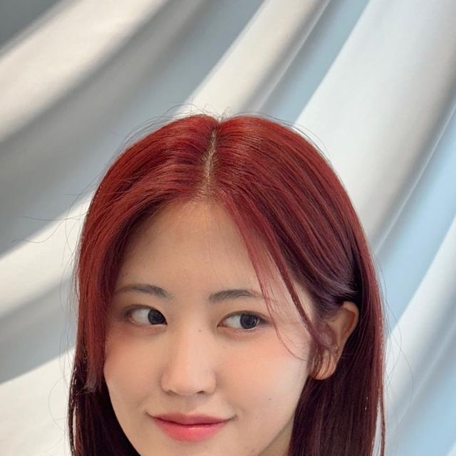 JIHONG☀️ on Instagram: "빨간머리 만족 x 100.. 🙊🍎
감사합니다 ✨ @umez_hyeri ✨"