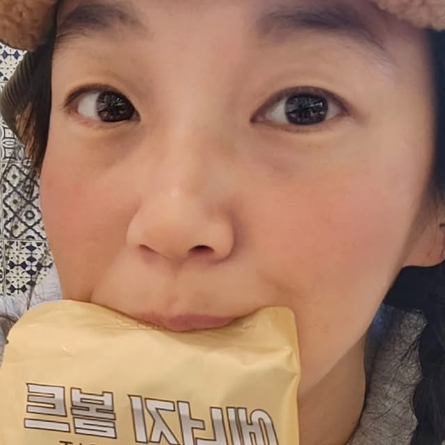뽀얀진주 on Instagram: "#광고 #에너지볼트

#20241205

하루의 에너지가 후달릴때 마시는 에너지볼트🔥🔥🔥
일할때 집중력이 떨어질 때도 마시지만
역시 에너지 볼트는 운동할 때~ 짱👍🏻

과라나추출분말, 아르기닌, 카르티닌, 타우린까지~
그냥 에너지 폭발성분들 다 때려 넣은 
에너지 음료계의 마동석 같은~ 😆
맛도 레몬과 복분자맛이라고 하더니 정말 맛있다~❤️
주로 운동할 때 운동장에 꺼내놓으면 요즘 날씨가 쌀쌀해서 알아서 시원해지는데
운동하다 중간에 마셔주면 달달하니 
일반 에너지 음료바와는 달리 양도 꽤 되서 갈증해소까지 예술~😀
몇 봉지 안남아서... 볼 차러갈 때 점점 아쉬워지는 중~ 🥲

새롭게 알게된 정말 제대로된 에너지 음료~ 너무 좋아💓

@energyshop_official #에너지샵 #에너지음료 #운동전부스터 #아르기닌 #타우린 #카르니틴 #과라나카페인 #에너지충전 #에너지볼트⚡"