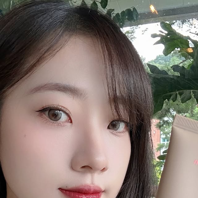 윤미 on Instagram: "#광고 
찾았다. 내 몽골 메이트.🌵
소문 좀 내볼까?😎

✔️수분크림 따로 필요없을 정도로 촉촉&가벼운 사용감

️️✔️백탁이랑 눈시림 때문에 선크림 꺼렸던 분들은 강추

✔사막피부 걱정 없는 수분패딩 테크놀로지

자연유래 수분제<멕시코 선인장 추출물> 과
피부 수딩제 <리포 펩타이드>로 피부의 사막화 진행을 막아주는 저자극 진정 수분 선크림☀️

수부지 피부타입들에게 혁명이시다👊
발라보고 수분감 싹 올라오고 챡 흡수돼서 놀라버림;;

비싸고 좋은 선크림 많이 써봤는데 이제 이걸로 정착할 것 같아요!
여행 내내 야무지게 쓰고 슬로우안티에이징 해야지💚
,
,
,
,
#데저트프리#사막선크림#백탁없는선크림#눈시림없는선크림#수분크림필요없는선크림#진정수분선크림#수분선크림#선세럼#인생선크림#건조케어선크림#촉촉선크림#쿨링선크림"