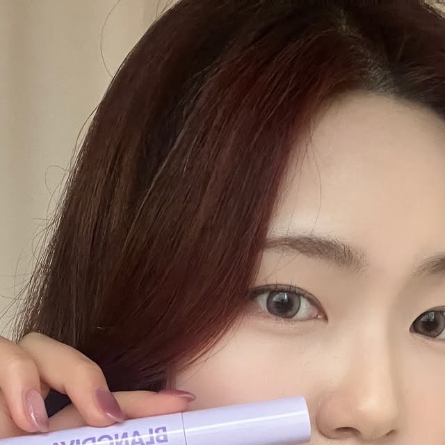 예영(옝이) on Instagram: "#광고 
블랑디바 컬부스터 마스카라🖤
이름처럼 컬 지속력이 정말 좋아요!! 임상으로 24시간 입증된 컬링 효과👍🏻
텍스처도 촉촉해서 부드럽게 발리고, 마스카라가 마르면 깔끔하게 픽싱되면서 번짐이나 가루날림도 없어요. 눈및번짐 걱정 없이 깔끔해서 좋아요🩷
가성비 좋은 마스카라 찾는 분들께
 #블랑디바컬부스터 마스카라 추천드려요~✨

#마스카라#마스카라추천#블랑디바마스카라#컬부스터마스카라#마스카라추천#워터프루프마스카라#번짐없는마스카라#블랙마스카라#가닥속눈썹"