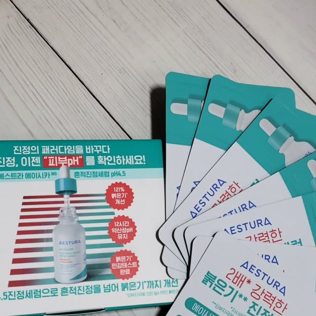 Kyoungsun Yun on Instagram: "#광고 

2배강력한  에스트라 에이시카365 흔적진정세럼ph4.5를 사용해보았어요.

에이시카365 흔적진정세럼ph4.5는 아무리 관리해도 피부가 진정되지않을때 바르면 딱좋은 제품이예요 

✔️121%붉은기개선
✔️12시간 약산성ph유지
✔️붉은기 민감테스트완료

민감피부에 ph4.5 환경개선으로 자극은줄이고 효능은 더욱 확실하게 만들어주기 때문에 믿고 사용할수있어요^^

요즘같은 환절기에 특히 피부가 예민해지기때문에 지금 바르면 너무좋은 제품인것같아요.

에스트라제품을 좋아하는 저는 민감붉은기에 특화된 흔적진정세럼 적극 추천드리고싶어요!

피부에 진정이 필요할땐 에스트라 에이시카365 흔적진정세럼ph4.5 사용해보아요~^^

#에스트라 #흔적진정세럼"