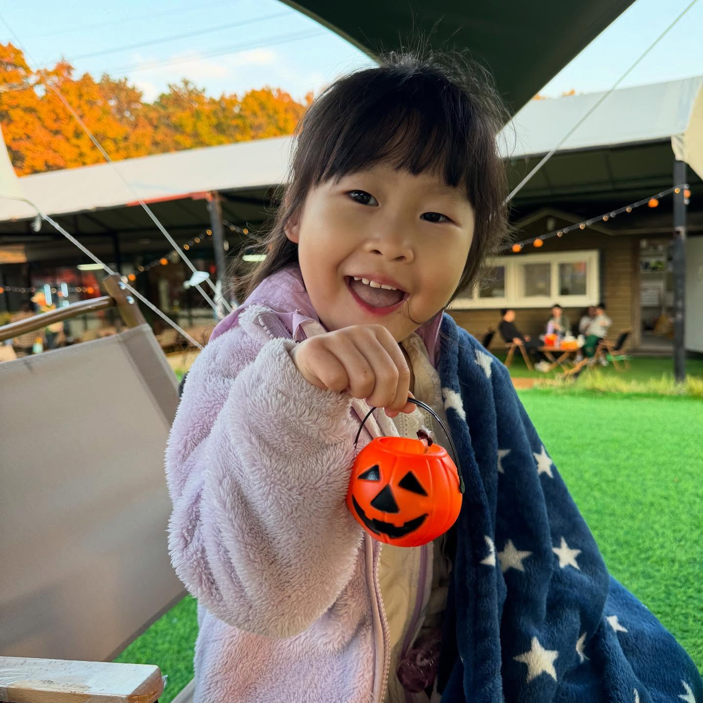 #협찬 
일요일에 가족사진 신나게 찍고 바로 달려간 곳 #후에고캠프 🧸
늦은 할로윈 파티를 즐기고 왔어요 
할로윈 미니운동회, 보물찾기도 함께 하고
에어바운스존에서는 엄마아빠도 안찾고
어찌나 둘이 잘 놀던지
덕분에 꿀 휴식 🍯

숲체험놀이터도 있어서 공기 좋은 곳에서
몸만 가면 되는 즐거운 캠프닉!
외부음식 배달도 되고, 한강라면과 전자렌지가 있는 매점도 있어요
겨울에는 눈썰매장을 오픈한다고 하니
조만간 또 오기로 찜한 곳🛷

✅ 오픈이벤트 할인가 진행 중! 4인가족 5만원대부터 즐겨요
✅ 후에고캠프 🏕️ 매일 10:00-19:00 
김포시 월곶면 용강로 189
juegocamp 
.
.
.
#김포캠프닉 #김포캠핑파크 #김포캠핑장 #할로윈파티 #캠프닉 #아이랑갈만한곳 #김포테마파크 #김포키즈카페