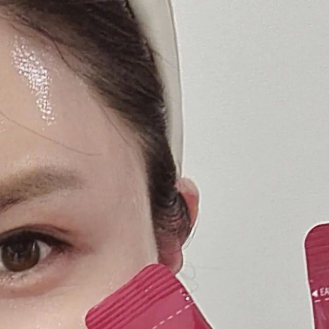 노혜원 on Instagram: "🌈예전에는 <미아찾기 문자>가 흔했다면 요즘은 하루에도 몇번씩 <노인실종문자>가 옵니다.
문자를 받을때마다 마음이 아프고, 남일같아 보이지 않더군요ㅜㅜ

✔️하루에도 몇번씩 핸드폰을 찾아대고..
✔️얘기하다가 적절한 단어가 생각이 안나서 헤매고...

요즘 제 두뇌도 많이 노화되고 있음을 체감합니다^^;

🌈세상에서 가장 슬픈 질병, 치매가 두려워서라도 두뇌영양제를 챙겨먹고 있는데요..

🌈제가 늘 믿고 먹는, 상아제약 <두뇌팔팔>이에요^^ 

✔️숫자퍼즐(스도쿠) 즐겨하고, 
✔️IQ테스트 문제에 열광했고, 
✔️친구네집 전화번호를 몽땅 외우던, 두뇌팔팔하던 십대 시절로 돌아가고 싶어라~~~~

🌈<두뇌팔팔>, 부탁해^^

혈액순환을 촉진시켜
뇌로 가는 혈류를 원할하게 하는 뇌영양제인데요...

▶️기억력, 인지력 개선에 탁월해서 갱년기/노년기 뇌건강 관리에 필수라고 여겨지네요.

▶️그리고 머리를 많이 쓰는 수험생이나 사무직의 집중력 향상에도 꼭 필요한 뇌영양제에요^^

🌈이 제품은 '포스파티딜세린'이 주요성분인데요^^

사람의 뇌는, 인지질 성분인 포스파티딜세린이 감소하면서 뇌노화가 오는데...

▶️노화방지, 뇌기능 감소를 방지하기 위해 포스파티딜세린을 반드시 섭취해주어야 합니다.

🌈상아제약 <두뇌팔팔>은 포스파티딜세린은 물론 피부보습&면역기능까지 높여주는 성분이 가득 들어있어 매우 유용한 영양제입니다.

✔️꾸준히 드셔보세요.
✔️백세시대, 두뇌팔팔하게 관리하자구요^^

#광고#상아제약#포스파티딜세린#두뇌팔팔#두뇌영양제#기억력영양제#뇌영양제#수험생영양제#학생영양제#두뇌건강#뇌건강"