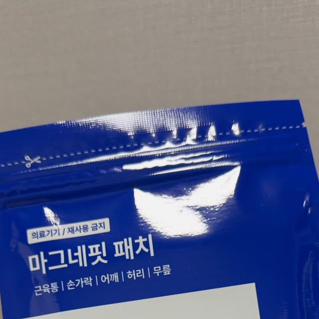 먹대리 on Instagram: "#협찬 #손가락관절치 #관절패치 #자석파스 #류마픽스마그네핏패치 #근육관절패치 #관절관리 #근육통관리 #자기장패치 #의료기기 #2등급의료기기 #손가락통증 #관절케어 #일상관리 #홈케어

손가락 관절이 뻐근하거나
근육 뭉침이 신경 쓰일 때,
간편하게 붙여서 관리해요.

제가 사용해본 류마픽스 마그네핏 패치는
✔ 의료용 자기 발생기로 인증받은
✔ 2등급 의료기기라서 더 안심됐어요.

마그네핏 패치는
통증 완화에 도움을 주는 **자기장(자기 에너지)**을 발생시켜
근육통이나 관절 불편함을 완화하는 데 도움을 주는 의료기기예요.

특히 손가락 관절처럼
자주 쓰는 부위에도 밀착이 잘 돼서
일상생활하면서도 부담 없이 사용할 수 있었어요.
붙이고 나면 따로 신경 쓰이지 않는 점도 만족!

사진처럼 손가락, 관절 부위에 간편하게 부착해서
집에서도, 외출 전에도 손쉽게 관리해보세요."