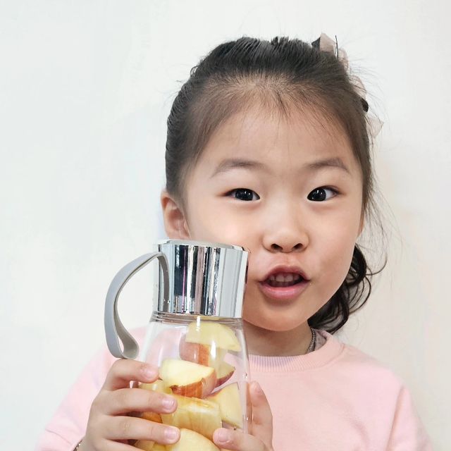 *세아맘* on Instagram: "#협찬⁣ ⁣ ⁣ 믹서기와 텀블러가 하나로!⁣ 일상생활에서도 편하게 사용할 수 있는 다쿡 휴대용 믹서기를 소개할께요❤️⁣ ⁣ ⁣ 다쿡 휴대용 믹서기는 ⁣ 대용량 450m