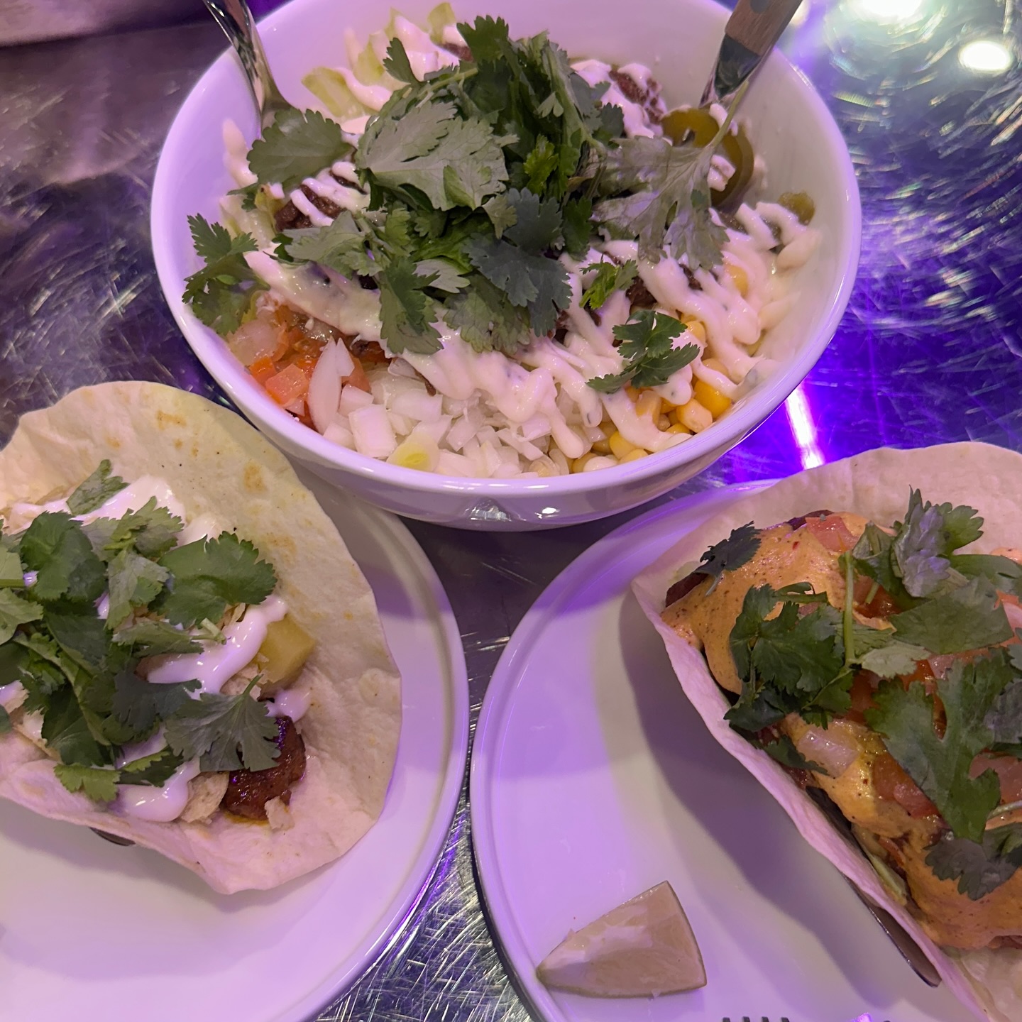 #협찬 📍구디 타코디스코

구디에서 힙한 타코 신상 맛집! 타코디스코🙆🏻‍♀️

타코와 감자튀김, 영양 가득 보울까지 잔뜩 즐길 수 있어요!
맥주와도 찰떡이고 건강하고 든든하게 한 끼 먹는 느낌!
인테리어도 굉장히 힙해서 너무 느낌있고 분위기 있어서 좋았어요

피쉬타코와 포크타코를 시켰는데 피쉬타코는 생선튀김이 통째로 들어있어요
포크타코는 바삭하고 고소한 돼지고기가 듬뿍 들어가있어요
비리아 보울은 포케보다 더 영양 가득, 맛도 있고 최고였어요
칠리 감자튀김은 완전 맥주 안주!! 술이 술술 들어갔어요🎉

구디에서 색다른 점심 메뉴, 안주 찾고 있다면 타코디스코🥳🙆🏻‍♀️

#협찬 #타코디스코 #미국타코 #맛집탐방 #구로맛집 #구디맛집 #먹스타그램 #타코맛집 #분위기맛집 #핫플레이스
#먹스타 #먹스타맞팔 #먹스타그램 #팔로우 #맛집그램 #맛스타그램 #맛집추천 #좋아요그램 #먹스타맞팔 #먹팔소통 #먹팔맞팔 #좋아요그램 #좋아요 #맛집 #맛집스타그램 #좋아요반사 #좋반 #좋아요테러 #좋테 #먹팔 #먹팔해요 #먹팔맞팔 #야니야미 #야니야미_구디