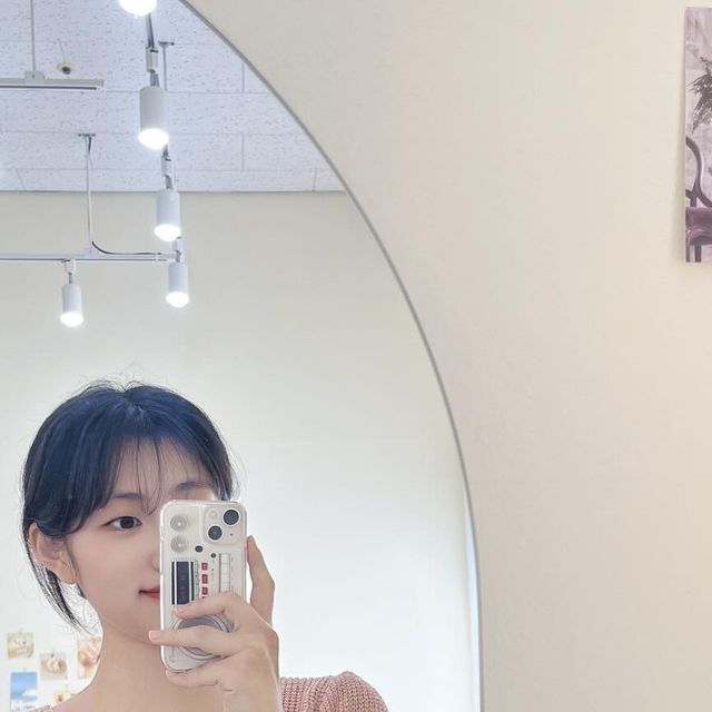 수정 on Instagram: "#광고

최근 바꾼 폰케이스📱✨
요즘은 케이스도 패션 아이템이잖아요~!

일반 젤리 케이스보다 변색과 변형에 강하고 
그래픽 디자인 & 인쇄 퀄리티 좋은 라이크메이크 케이스 추천해요🙌🏻

#라이크메이크 #likemake_official #아이폰케이스 #휴대폰케이스 #스마트폰케이스"
