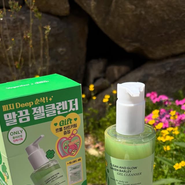 쩡이 on Instagram: "#광고 

클렌저 찾다가 알게된 비건이펙트 그린 청보리 라하 젤클렌저 써보게 되었습니다🌿

자연이 만든 클린 비건 뷰티!! 피지와 자극은 지우고, 진정과 보습은 남기는 맑은 세안루틴, 청보리에서 시작하세요💕

 요즘 피부가 유독 예민해져서 클렌저에 더 신경을 쓰게 되더라고요. 그러다 알게 된 제품이 바로 비건이펙트 청보리 젤클렌저였어요. 저는 트롤 젤클렌저 올리브영 기획세트을 써보았어요. 
귀여운 트롤 하트키링과 토너패드 4매가 들어있네요😊
처음엔 그냥 비건 제품인가보다~ 하고 넘길 뻔했는데, 알고 보니 올리브영이랑 화해 클렌저 부문 1위까지 했던 제품이더라고요? 
그래서 더 관심이 생겼어요.

이 제품은 세안 하나만으로 피지 조절, 요철 케어, 보습 관리까지 동시에 가능한 게 진짜 장점이에요.
특히 청보리 성분이 들어가 있어서 피부 진정에 도움이 되고, 과잉 피지 생성을 억제해줘서 민감성이나 지성 피부에게 찰떡이더라고요👏
게다가 보습력도 대박인데, 히알루론산보다 수분 저장력이 20%나 높다고 해요. 그래서 수부지, 건성, 지성 등 피부 타입 상관없이 누구에게나 추천하고 싶어요❤️

또 하나 놀란 건, LHA 성분이 함유되어 있어서 피부관리실에서도 사용하는 고급 성분이란 거예요. 덕분에 세안만으로도 매끈한 피부결을 느낄 수 있었어요.

사실 젤클렌저 하면 거품이 잘 안 나서 사용감이 별로라는 이미지가 있었는데,
비건이펙트 청보리 젤클렌저는 거품도 꽤 풍성하게 나고, 사용감이 부드러워서 진짜 만족스러웠어요👍

무엇보다 좋았던 건 저자극 클렌저인데도 임상으로 세정력까지 입증됐다는 거예요.
순하기만 하고 세정력이 떨어지는 제품들과는 완전 다르더라고요.
모공 속 노폐물 개선, 피부결 개선까지 임상 완료된 제품이라 믿고 쓸 수 있었어요.

민감한 피부라 어떤 클렌저를 써야 할지 고민이었다면, 진짜 한 번 써볼만한 제품이에요 🩷
저처럼 피부 부담 없이 세정력까지 챙기고 싶은 분들께 강추! 

구매는 요기 ➡️https://www.oliveyoung.co.kr/store/goods/getGoodsDetail.do?goodsNo=A000000213708 

#올리브영클렌저 #올리브영추천템 #젤클렌저 #민감성피부추천 #지성피부추천 #수부지피부추천 #1등젤클렌저 #올리브영클렌저추천 #약산성클렌저 #비건이펙트젤클렌저"