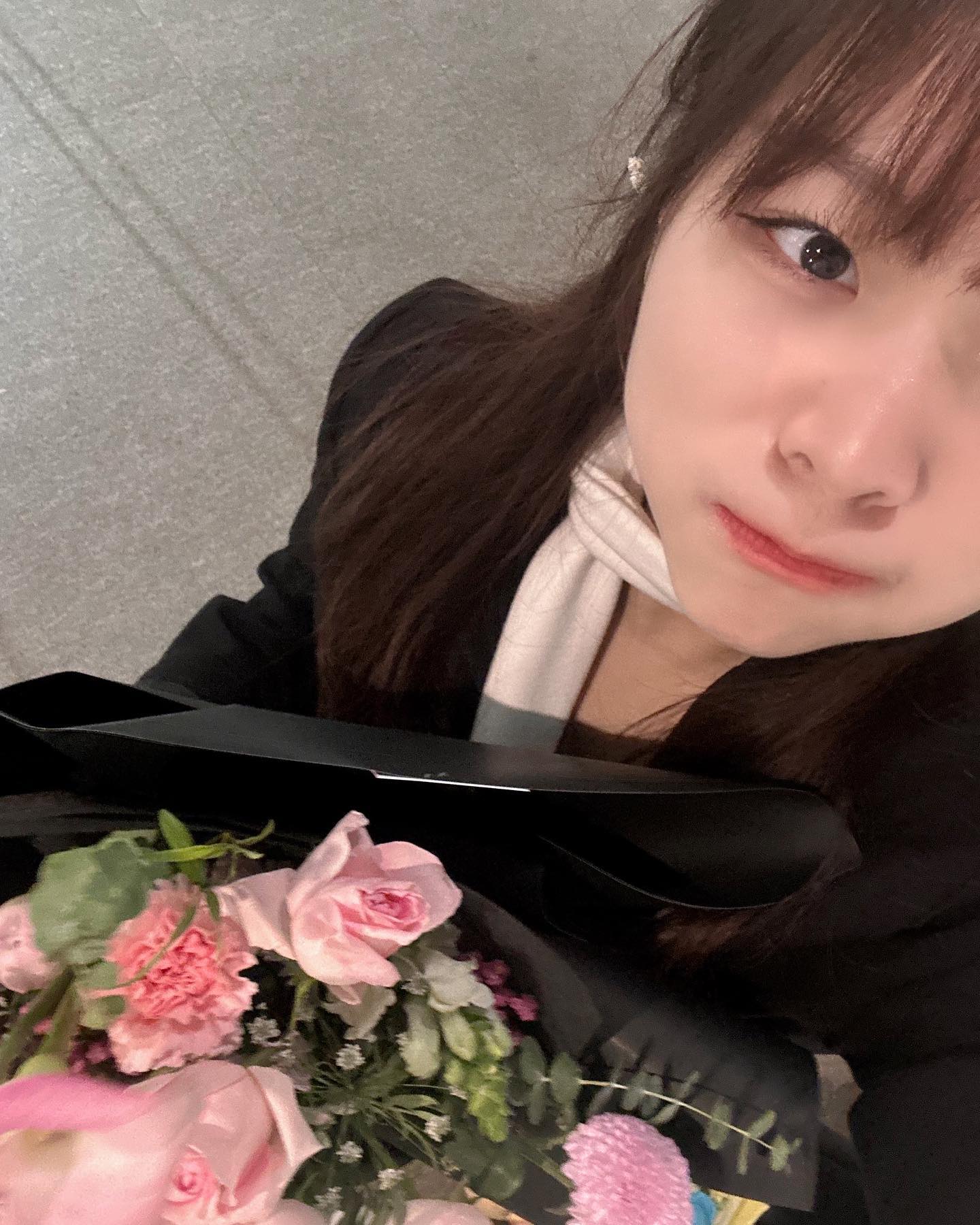 저 졸업해여~~(는 아직 아님)

이번 졸업전시를 통해 너무 잘살고 있다는 것을 느꼈다… 와준것만으로도 너무너무너무너무 심각하게 고마웠는데 선물 하나하나 다 너무 감동이였다..,, 앞으로 이 고마움을 베풀며 살아야궸돵돵돵,,,,, 진짜 포기하고싶었던 졸업작품이였는데 칭찬받을때마다 그 힘든 마음이 싸악 사라지면서 너무너무 행복한 졸업전시였다 ㅠㅅㅠ 진쨔 다덜 너무너무 감사하구 행복했으면 젛겠어요..,,, 제가 이 은혜를 잊지 않도록 마지막까지 저에게 생색내주세여 ㅠㅠㅠㅠ 그거 내가줬다 ㅋ 하면서요ㅠㅠㅠㅠㅠㅠㅠㅠㅠㅠㅠㅠㅠ 다들 좋은일만 있기를,,,,,❣️❣️🫶쩹발,,,,, 감동만 남았던 졸업전시회였습니댱 ㅠ ㅅ ㅠ 😭😭💗
노래는 새벽에집갈때 늘 듣던 노래로다가,,, 이노래 들으면서 새벽에 집가면 안무서움