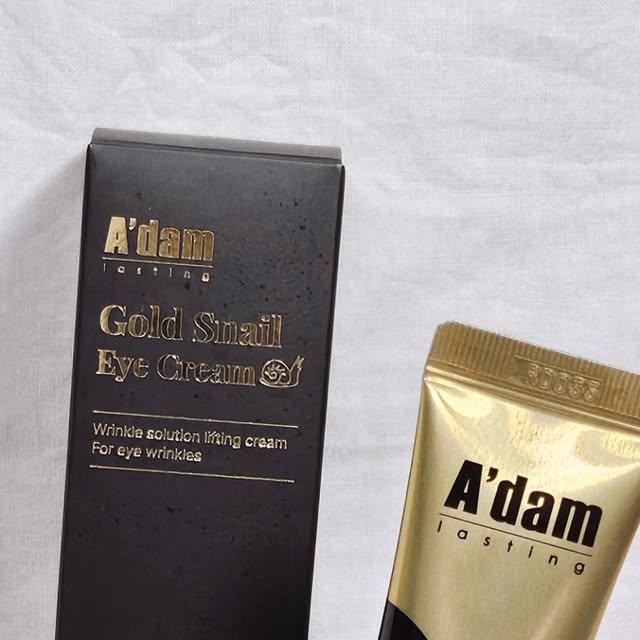 도희 on Instagram: "#광고 펴주고! 없애주고! 올려주는! 배우 정시아의 추천템!
아담공방 @beautyadam_official 의 아이크림💖

눈가는 피부가 얇아 주름이 잘 생기는 부위라 더욱 세심한 관리가 필요한데요, 쫀쫀! 밀착! 끝판왕으로 얼굴 주름 잡는 아담공방 골드 스네일 아이크림이에요

✨️눈가, 팔자, 이마주름, 눈밑꺼짐 리프팅 4가지 임상시험 완료로 피부 재생, 탄력, 주름개선에 매우 효과적인 아이백크림
 ✨️달팽이 점액 여과물 성분에 금 성분이 더해져 흡수가 빠르고 보습, 탄력 및 노화방지 효과에 좋음
 ✨️11가지 펩타이드와 5GF의 배합으로 늘어지고 힘없는 눈가 개선
 ✨️쫀쫀하게 늘어나는 실타래 제형에 끈적임 없는 마무리감

✔︎피부 건조함으로 생긴 눈가주름
✔︎탄력 부족으로 생긴 눈 밑 꺼짐
✔︎표정이나 습관으로 생긴 팔자 주름
✔︎피부 단백질 부족으로 생긴 이마주름
으로 고민이라면 아담공담 골드 스네일 아이크림 추천 드려요!

#아담공방 #달팽이아이크림 #아이크림추천 #아이크림 #눈밑꺼짐 #눈가주름 #눈가주름관리 #눈주름 #눈밑주름 #아담공방아이크림 #아담공방골드달팽이아이크림 #아담공방크림"