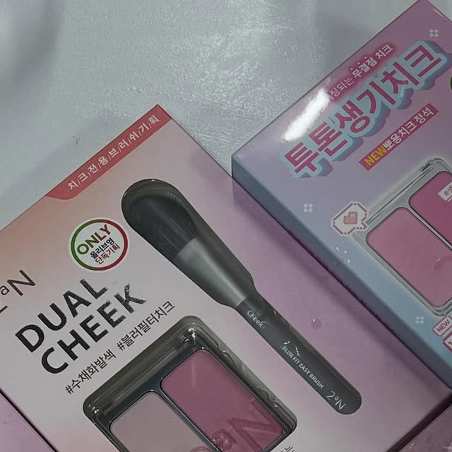 한별 on Instagram: "#광고
@2an_official 

8월 올영 신상 투에이엔 러브 버블 컬렉션

💗 8월 올영 신상 PICK
아이돌 메이크업 감성, 이젠 집에서 완벽 재현!
이번에 투에이엔 러브 버블 컬렉션으로 풀세팅했는데, 거울 속 제 얼굴이 그냥 ‘페어리 여신’ 그 자체🧚‍♀️✨

📌 베러미 아이팔레트 02 페어리 – 은은한 반짝임+쿨톤 감성 색조 맛집답게, 발색력·조합력 모두 최고.
📌 듀얼치크 핑크페탈·하트벌룬·핑크텐션 – 러블리 무드 뿜뿜 블러셔 3콤보.
📌 퓨어 글래시 하이라이터 슈가베일·프로스트 – 광채 여신 되는 필수템.
📌 롱 웨어링 파운데이션 미니 21호 아이보리 – 밀착력·지속력 완벽, 여름에도 무너지지 않는 피부 표현.

올리브영 한정 구성이라 립, 치크, 아이, 하이라이터까지 한 번에 쿨톤 풀세트를 완성할 수 있어요.
핑크 무드+가성비까지 잡고 싶다면 이번 기회는 놓치면 안 됩니다🩷

#올영픽
#올리브영추천템
#올영필수템
#러브버블컬렉션
#롱웨어링파운데이션미니
#컬러플레이듀얼라이너"