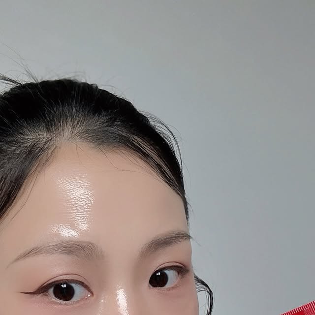 전혜경 on Instagram: "#광고

요즘 날씨가 쌀쌀해지면서 입술이 쉽게 
갈라지고 손은 금세 거칠어 지더라구요~🥺
그때 알게된 CNP × MIGHTY ATOM 콜라보 에디션!

한 번 바른 순간 입술이 속부터 촉촉하게 
차오르고 손도 부드럽게 케어 되니까
가을·겨울 필수템이라는 걸 실감했어요💋🤲

🧈 Propolis Lipcerin ATOM Edition
프로폴리스 장인 CNP와 아톰이 만나 
건조한 립에 𝙈𝙄𝙂𝙃𝙏𝙔 𝙀𝙉𝙀𝙍𝙂𝙔 충전⚡
바르는 순간 입술이 쫀쫀하게 코팅되면서 
12시간 동안 속보습이 유지돼 하루종일 
편안하게 사용할 수 있어요~!!
광택도 자연스럽고, 텁텁하지 않아서 
데일리 립으로도 정말 좋더라구요~!!✨

🍯 Propolis Hand Cream ATOM Edition
밤 타입 텍스처지만 끈적임 없이 
스며들고 손끝까지 깊은 보습이 느껴져요💛
찬 바람에도 손이 보들보들해지고
촉촉함이 오래가서 가방에 하나 넣고 다니기 딱이에요!

귀여운 아톰 캐릭터까지 더해져 보는 
재미도 있고 보습 에너지가 충전되는 느낌이 
정말 만족스러웠어요⚡

CNP × 아톰 에디션이 궁금하신 분들은 
올리브영에서 만나보세요~💙

.
.
#차앤박#CNP#아톰립앤핸드#속촉겉탱#꿀먹립#프로폴리립세린#플로폴리스핸드크림#올리브영 @cnprx_official"