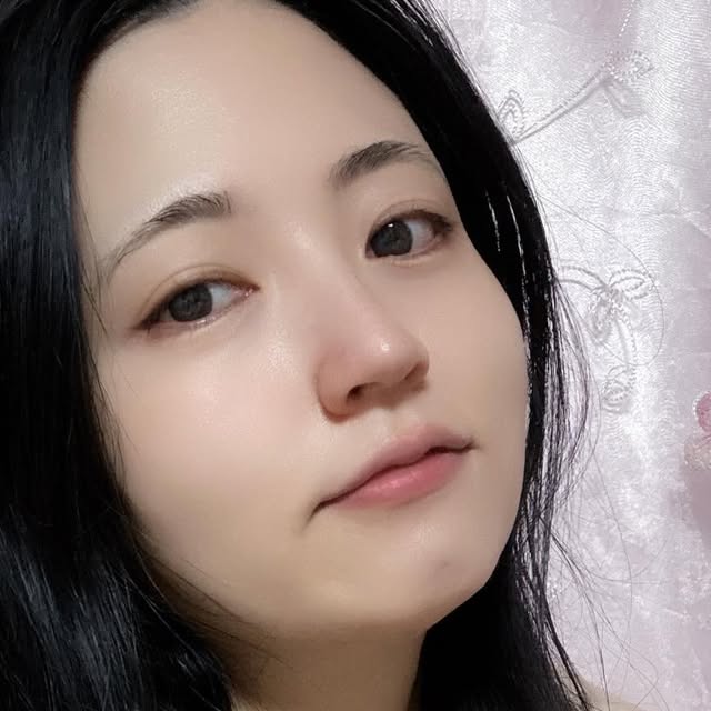 수딩🔮 on Instagram: "#광고
투에이엔으로 5월 봄날은 화사하게 충전 완료!
이미 색조맛집으로 유명하니 메이크업으로 자신감 뿜뿜🌸

💐 포켓 코튼 블러링 스틱 02 코튼 피즈
블러링 스틱 하나로 립도 치크도 아이도 메이크업 완성!
핑거 퍼프 증정하는 올리브영 한정 세트로 겟😘
하나 가지고 다니면서 쓱쓱 바르면 바로 생기 충전!

💐 퓨어글래시 하이라이터 OR01 피치빔
요정 변신🧚🏻‍♀️ 투에이엔 베스터 컬러라고 자부합니다
핑크오렌지 펄로 웜톤한테 찰떡이에요❤️

퓨어글래시 하이라이터 ND02 클리어
투명한 핑크 광채!💕 웜톤이든 쿨톤이든 이거면 하이라이터 종결!

퓨어글래시 하이라이터 WH01 프로스티
화이트펄 반짝반짝 뿌려서 인간 보석으로 만들어요✨

퓨어글래시 하이라이터 GN01 라임밤
옅은 연두색 봄이랑 완전 찰떡이에요🍋‍🟩
이런 색 투에이엔밖에 없어요!

퓨어글래시 하이라이터 YL01 레몬그라스
인간 레몬 강림🍋 상큼달달함 요정 바로 여기에요!

💐 듀얼치크 13 베리 큐피드
형광빛 나는 딸기 우유색으로 피부를 밝혀요☺️
사랑스러움의 극치!

듀얼치크 14 러브 큐피드
사랑에 빠지게 되면 발그레해지는 소녀는 이럴 걸요!
화사한 달달한 딸기우유 컬러!
올리브영에서 투에이엔 매대를 만날 수 있어요♥️
.
.
.
.
.
#투에이엔#블루밍가든#올영추천#봄웜#봄웜라#듀얼치크#하이라이터#투에이엔블루밍가든 #인간살구 #인간튤립 #핑잘봄 #봄메이크업 #귤러셔 #2aN #베러미아이팔레트 #퓨어글래시하이라이터 #섀도우팔레트추천 #하이라이터추천 #블러셔추천 #웜톤블러셔 #웜톤 #쿨톤"