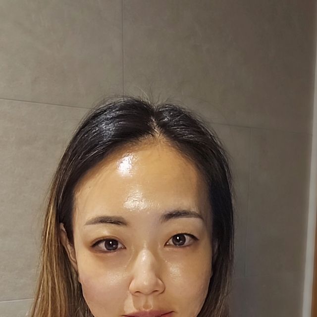 🌺운동하는 제시카🌺 on Instagram: "#협찬

러미유 가슴크림

보르피린 8.4%로 타사 대비 최대함량을 함유하고 있는 쫀쫀 탱탱 가슴크림!!

특히 가슴피부는 여성의 호르몬변화와 다이어트등으로 얇고 예민하기 때문에 노화에도 빠르게 반응하는데~

프리미엄 원료들로 배합된 크림으로 샤워후 마사지와 관리를 해주니까 뭔가 더 쫀쫀한 느낌이 들고 확실히 크림을 사용했을 때와 사용하지 않았을때가 다르긴 하더라구요!!

우왕 반드시 바르고 손으로 알래에서 올려주면서 리프팅 마사지 꼭해주면 효과 2배~

그리고 향도 너무 좋음!
오묘하면서 여리하면서 여성스러운 향기임ㅎㅎ
.
.
.
.
.
.
.
.
#광고#러미유#러미유가슴크림#가슴크림#가슴탄력크림#가슴볼륨크림#가슴커지는크림#가슴탄력#가슴볼륨#가슴확대크림#가슴마사지크림#가슴크림후기#가슴크림효과#처진가슴크림#가슴크림추천"