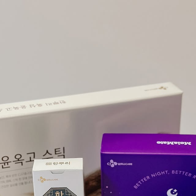 콩콩이네 앨리스 on Instagram: "#협찬
이제 본격적으로 추석선물세트 준비해야할 시기가 다가오고 있어요.
저도 조금 서둘러 추석선물세트로, CJ 한뿌리 흑삼 윤옥고 스틱과 닥터뉴트리 멜라메이트를 준비했어요.

✨CJ 한뿌리흑삼 윤옥고 스틱
✔️100% 국내산 수삼을 9번찌고, 9번 말린 특허받은 흑삼농축액
✔️전통원료인 숙지황, 백봉령, 사양벌꿀 국내산으로 사용해서 배합
✔️식약처 인정 5대 기능성 건강기능식품 !

✔️합리적인 금액으로 효과오 효능이 확실해서 건강을 생각하는 사람에게 선물하기 안성맞춤이예요.

✨CJ 닥터뉴트리 멜라메이트
✔️사람 몸에서 만들어지는 성분과 동일한 분자군조를 가진 식물성 멜라토닌
✔️프리미엄 피스타치오에서 단 1%의 멜라토닌을 추출
✔️하루 한 알이면 편안한게 취침 가능

#경옥고효능 #경옥고스틱 #윤옥고 #윤옥고스틱 #명절선물 #명절선물세트 #부모님선물 #추석선물세트 #식물성멜라토닌 #멜라메이트"