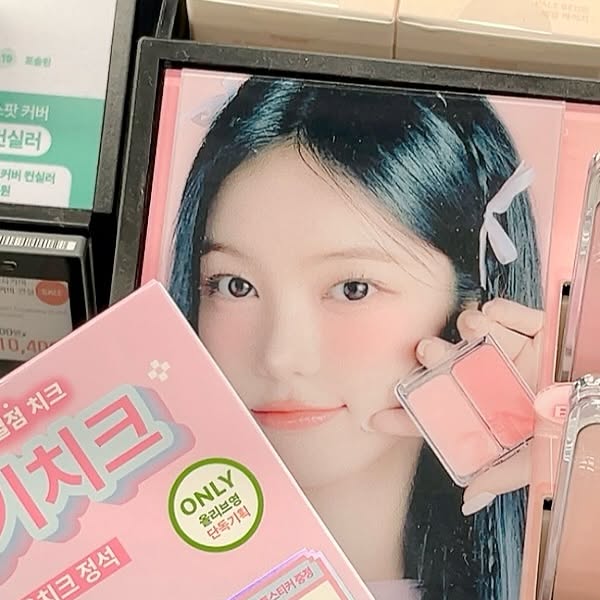 @yun_sol2246 on Instagram: "#광고

“매일 다른 나를, 나만의 컬러로”라는 슬로건처럼, 투에이엔은 다양한 무드 라인의 제품으로 일상에 어울리는 새로운 분위기를 연출할 수 있게 해주는 브랜드예요✨

@2an_official

투에이엔의 시그니처 제품인 듀얼 치크는 두 가지 컬러가 한 팩트 안에 들어 있어서, 그날의 기분에 따라 단독·믹스 사용이 가능하고, 여러 번 덧발라도 뭉치지 않고 맑게 올라와서 ‘수채화 발색’의 느낌이 나요 🍑💕

아이팔레트는 웜톤·쿨톤 누구나 부담 없이 쓰기 좋은 데일리 컬러 조합이라 데이트 메이크업, 출근룩 메이크업에 모두 찰떡이에요:)

무엇보다 발색력과 밀착감이 좋아서 피부에 사르르 블렌딩 되면서 광택·펄감까지 고급스럽게 표현이 되는 팔레트에요.

.

.

#투에이엔 #2aN #치크맛집 #펄맛집 #데일리메이크업 #K뷰티 #코덕템 #뷰티추천 #메이크업리뷰 #아이팔레트 #블러셔추천 #화장품리뷰 #투에이엔x올리브영"