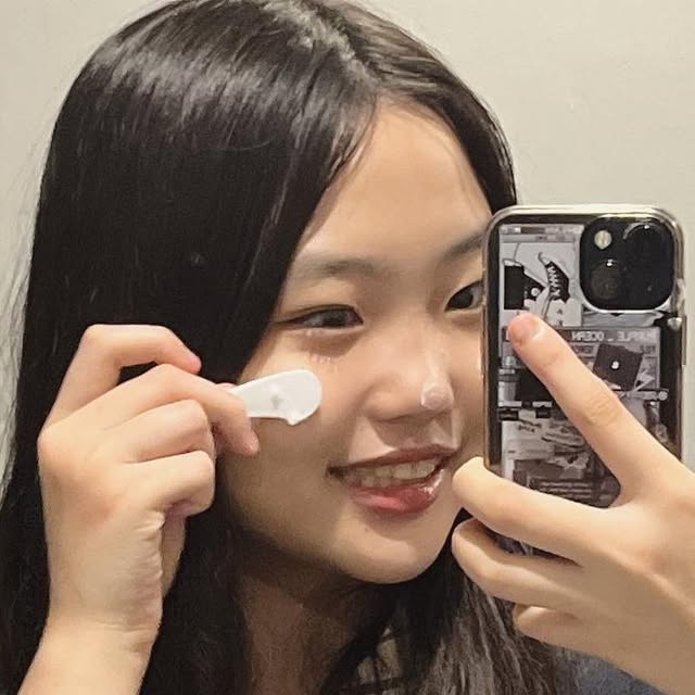 @angelamoon748 on Instagram: "#협찬 #sponsored @buvley_official

🤍버블리퓨어오일클렌징밤🤍

🌊🌱🫧🦋

💚동물 유래원료 ZERO
💚동물 실험 NO
💚 자연 유래 친환경 성분

💙식물성 오일로 자극 없이
💙알로베하잎 추출물, 병풀 추출물로 피부 진정
💙9가지 해양추출물인 마린콤플렉스로 촉촉하게 

한번 썻다고 피부결 완전 매끈해져써요✨✨
심지어 좀 하얘진듯?
노폐물을 깨끗하게 없애주고 모공 안까지 딥 클렌징을 해줘요!! 
바로 메이크업의 답답함이 사라졌어요💓
원래 세수하고 바로 로션 바르는데 밤쓰니까 3시간 넘게 안발랐는데도 피부 하나도 안땡김!! 진짜 신기해요 ㅋㅋ

가장 맘에 들었던 건 은은하고 자연적인 향과 사르르 녹는 샤벳 같은 제형감🍧🤍
+화장이 한번에 지워지는 세정력! 

제품 구매 링크 —> https://drive.google.com/file/d/1RZVFf0wI9s-UFzJvTjWjKEGTSHcmUJov/view?usp=share_link"