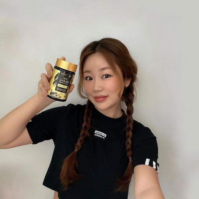 🆂🅾🅼🅸 👩🏾‍🦱🤎 on Instagram: "#광고 오락가락 일교차 심한 날씨에 면역력 관리는 필수!! 

@sanga_pharm 은 영양 성분이 가장 극대화되는 6년근 홍삼으로 진세노사이드가 무려 39mg! 불필요한 첨가물 무첨가하고 식약처 6중 기능성 제품이예요! 

(피로개선/면역력증진/혈소판 응집억제를 통한 혈액흐름/항산화/기억력개선/갱년이 여성건강에 도움을 줄 수 있음)

믿고 먹을 수 있는 100% 국내산 홍삼 농축액! 고급스러운 패키지로 소중한 분들께 선물로도 추천드려요! 🎁🖤

#홍삼선물#상아제약#홍삼정#건강선물#명절선물#홍삼추천#부모님선물#상아고려홍삼정#진세노사이드"