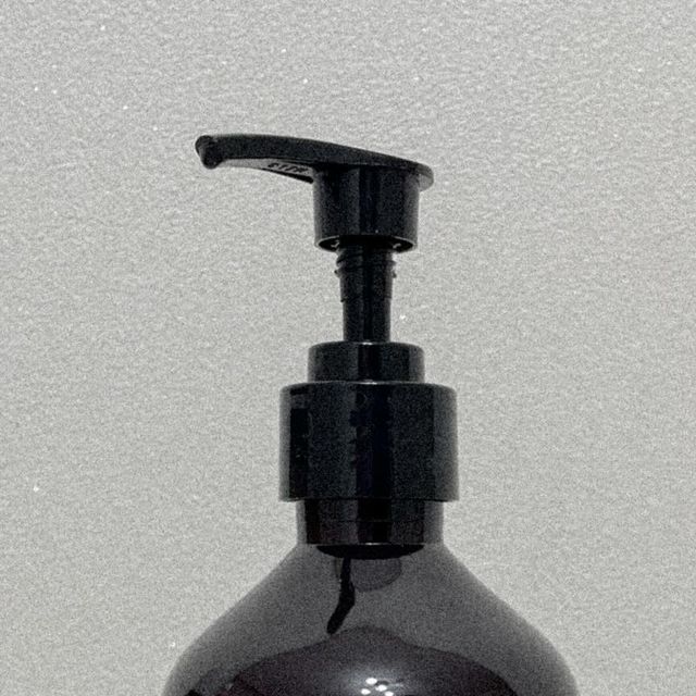 손루피 | 요미 • 루피눈냐 • 애개육아 on Instagram: "#협찬 | 4차완판🔥 비건어스 뉴트리션 샴푸

아가 배냇머리 빠질 때
어먀 머리도 같이 빠진다는 썰에서
난 빠지겠어〰️🖤

아가 낳기 전까진
탈모 샴푸 쳐다도 안봤는데.....뚀륵（ ¯꒳¯̥̥ ）

비건어스 탈모완화 뉴트리션 샴푸로
탈모부터 두피 각질케어까지,

제품에 얼마나 자신 있는지
15일 무료체험을...할 수 있게 한댜는데
근거 있는 자신감이댜

헤어케어,탈모케어
네이버 쇼핑 랭킹 1위에 걸맞는 제품력🤍

심지어
지구를 지키는 식물유래 순한 비건 샴푸로
아가들이 살아갈 환경까지도 생각하는 샴뿌우--

가르마 라인 더이상 휑해지지 않겠숴

비건어스 탈모완화 뉴트리션 샴푸는 ➰🩶
✔️ 두피+손상모 개선에 효과가 좋은 샴푸! 
✔️ 세정력뿐 아니라 보습도 좋아요
✔️탈모 방지 기능성 주원료 : 살리실산, 덱스판테놀, 나이아신아마이드
✔️탈모완화 기능성 제형 자체가 두피에 좋은 영향을 미쳐 
탈모완화에 효과적 + 강력한 세정효과
✔️저자극의 계면활성제를 주 베이스로 만든 ”앰플 제형“ 의 샴푸 
✔️Free  system 으로 모든 연령,  모든 피부타입에 안전하게 사용 가능!

🏷️ 탈모샴푸 | @veganus.korea 

#탈모샴푸 #탈모샴푸추천 #탈모샴푸1위 #비건어스 #산후탈모 #산후탈모관리 #산후관리 #탈모관리"